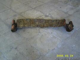 Detalhe da inscrição em bronze que está sob a porta