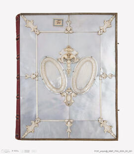 Álbum com retratos de membros das famílias reais europeias