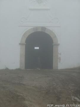 Porta de edifício no interior da muralha