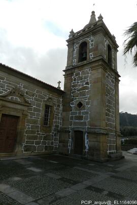 Fachada lateral e torre sineira