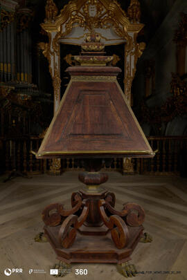 Estante do coro alto