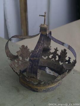 Coroa da imagem de Nossa Senhora em tratamento na oficina da firma Porto - Restauro