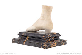 Pé da Rainha D. Maria Pia calçado com bota