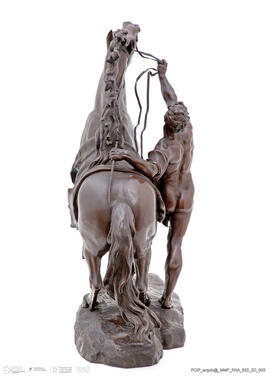 Cavaleiro segurando cavalo