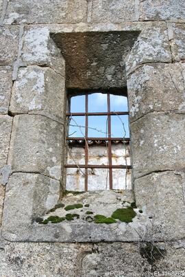 Fotografia da igreja em ruinas