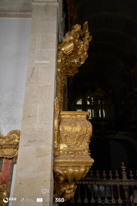 Púlpito do lado do Evangelho