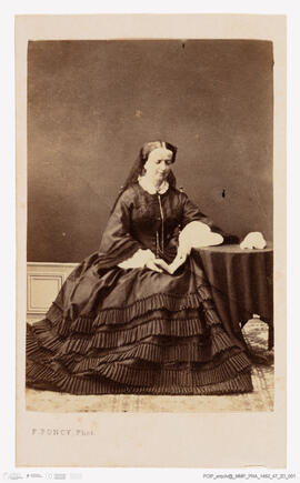 Álbum fotográfico - Álbum de fotografias com retratos de familiares da rainha D. Maria Pia