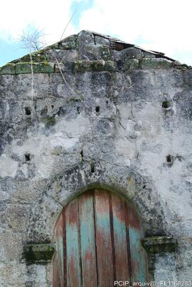 Fotografia da igreja em ruinas