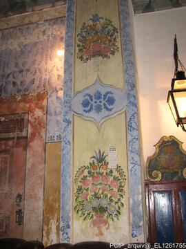 Detalhe de coluna decorada