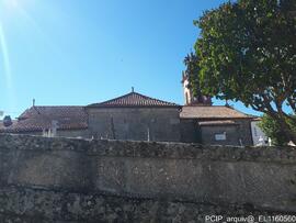 Vista parcial do exterior do templo