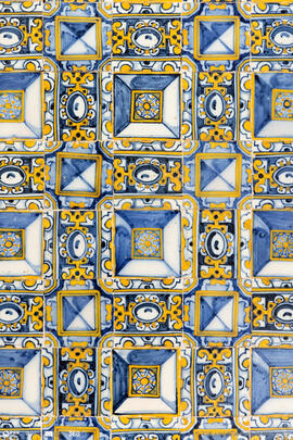 Azulejo padrão ponta de diamante, azul, branco e amarelo