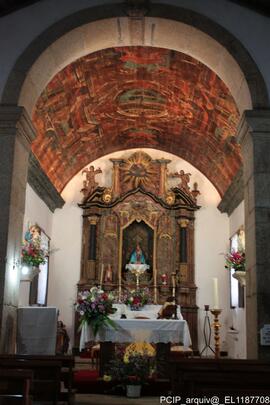 Fotografia interior: altar, pulpito, tetos, esculturas, coro alto, moiliario, objetos liturgicos ...