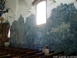 Paineis de azulejo no interior do templo