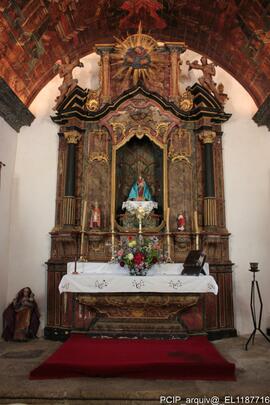 Fotografia interior: altar, pulpito, tetos, esculturas, coro alto, moiliario, objetos liturgicos ...