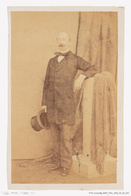 Álbum fotográfico - Álbum de fotografias com retratos de familiares da rainha D. Maria Pia