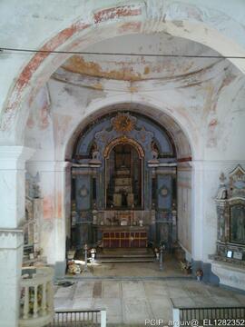 Vista do altar mor e altar lateral direito