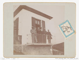 Fotografia - Paisagem / Retrato - Viagens Reais – comitiva /casa com varanda onde se encontra a c...