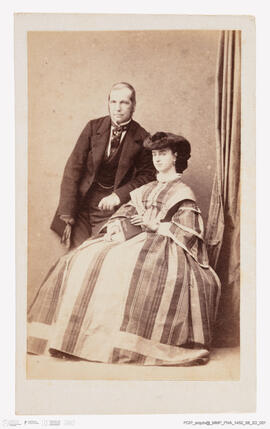 Álbum fotográfico - Álbum de fotografias com retratos de familiares da rainha D. Maria Pia