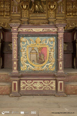 Mesa abacial com brasão