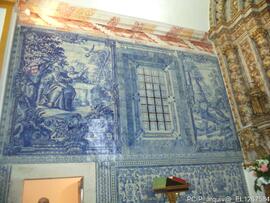 Parede em azulejo junto ao altar-mor