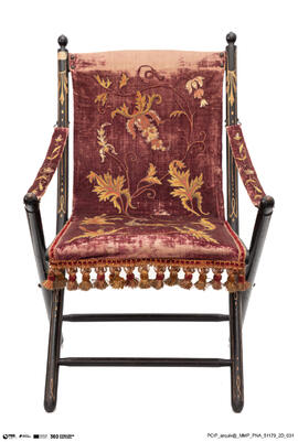 Cadeira em Forma de Tesoura Decorada com Motivos Dourados