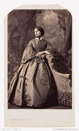 Álbum fotográfico - Álbum de fotografias com retratos de familiares da rainha D. Maria Pia