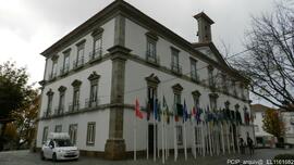 Vista da fachada principal e parte da fachada lateral