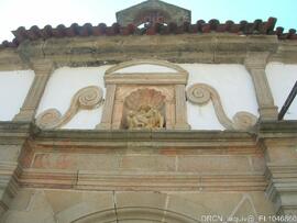 Portal principal – Nicho com escultura “Nossa Senhora da Piedade”