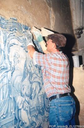Intervenção de conservação e restauro (azulejo)