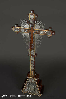 Crucifixo com relicário