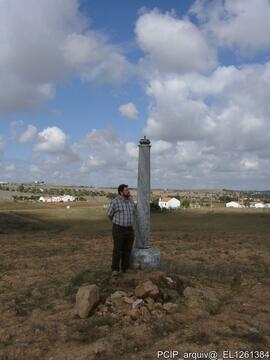 Cruzeiro (atualmente colocado em frente à Igreja)