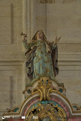 Escultura representando a Fé