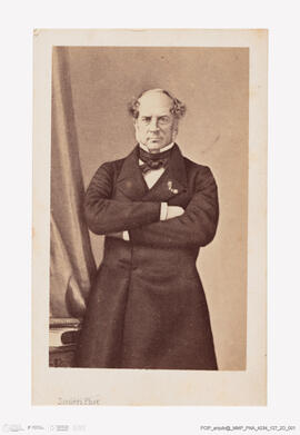 Álbum com retratos de membros das famílias reais europeias