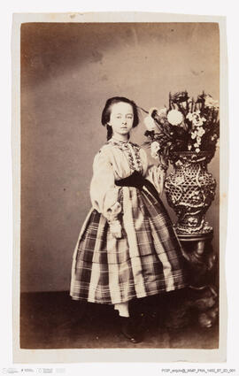 Álbum fotográfico - Álbum de fotografias com retratos de familiares da rainha D. Maria Pia