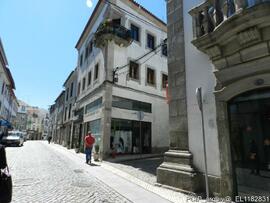 Vista parcial da fachada e edificios adjacentes
