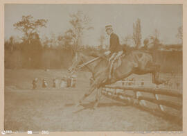 Álbum fotográfico - Passeios no Campo; saltos a cavalo; etc