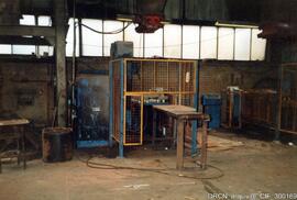 Interior da fábrica - Máquina de moldação semi-automática