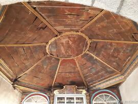 Teto em madeira com pintura