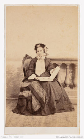 Álbum fotográfico - Álbum de fotografias com retratos de familiares da rainha D. Maria Pia