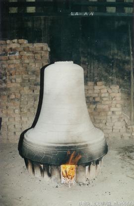 Produção do molde. Primeira secagem do macho, através da combustão de lenha no interior da grelha