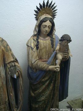 Esculturas em tratamento na oficina da firma Porto - Restauro
