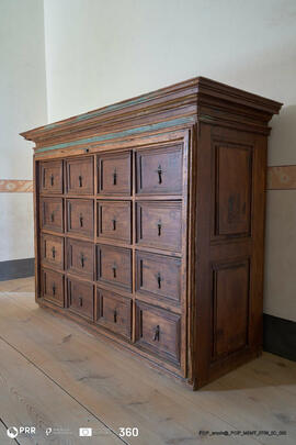 Arcaz em frente à capela do Abade