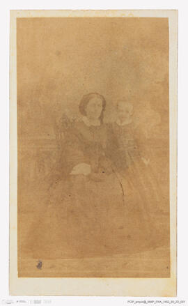 Álbum fotográfico - Álbum de fotografias com retratos de familiares da rainha D. Maria Pia