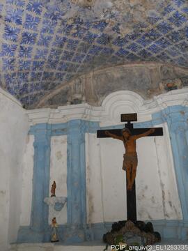 Altar com figura de Cristo crucificado
