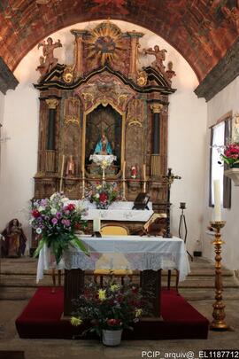 Fotografia interior: altar, pulpito, tetos, esculturas, coro alto, moiliario, objetos liturgicos ...