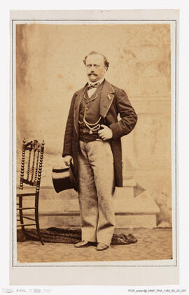 Álbum fotográfico - Álbum de fotografias com retratos de familiares da rainha D. Maria Pia