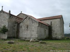 Capela de São Torcato, Monumento Nacional, vista do pátio ajardinado e colunas