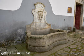 Fonte da porta dos carros