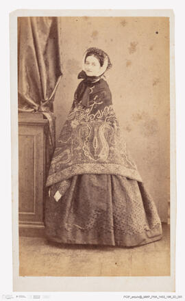 Álbum fotográfico - Álbum de fotografias com retratos de familiares da rainha D. Maria Pia