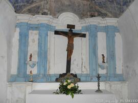 Altar com figura de Cristo crucificado